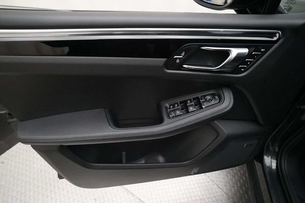 Certified 2026 Porsche Macan image 11