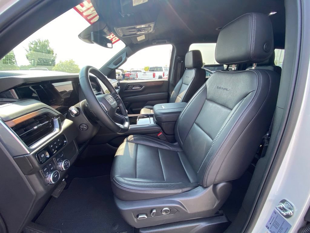 Used 2025 GMC Yukon XL Denali AWD/4WD image 14
