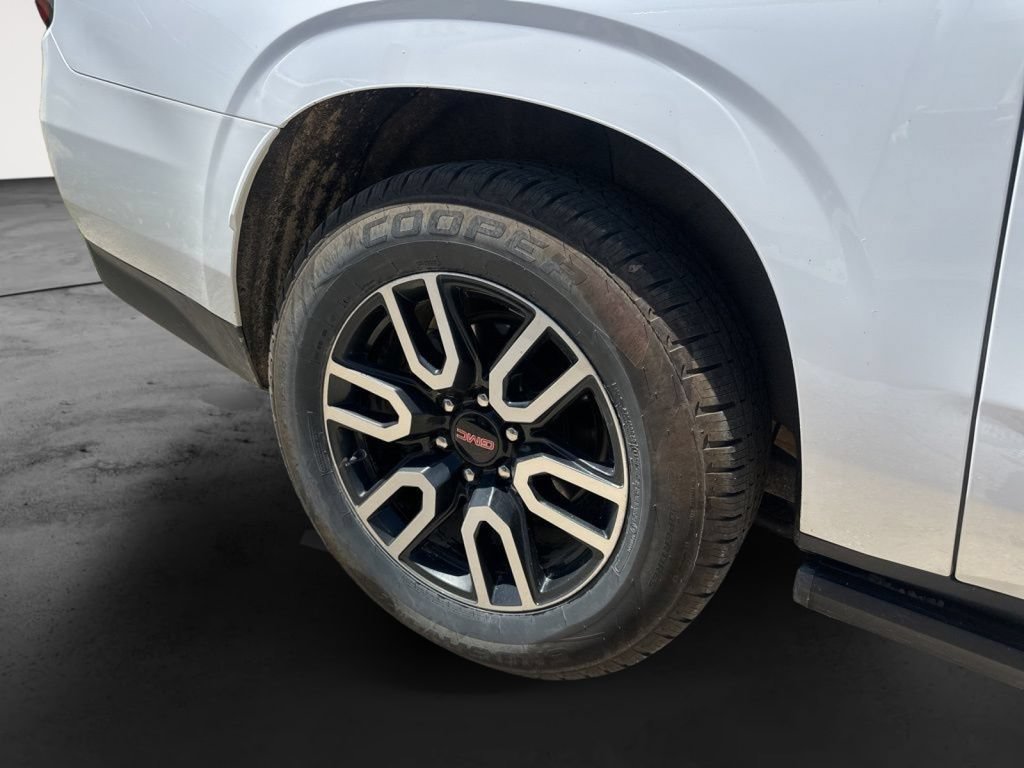 Used 2022 GMC Yukon XL AT4 w/ AT4 Premium Plus Package AWD/4WD image 8