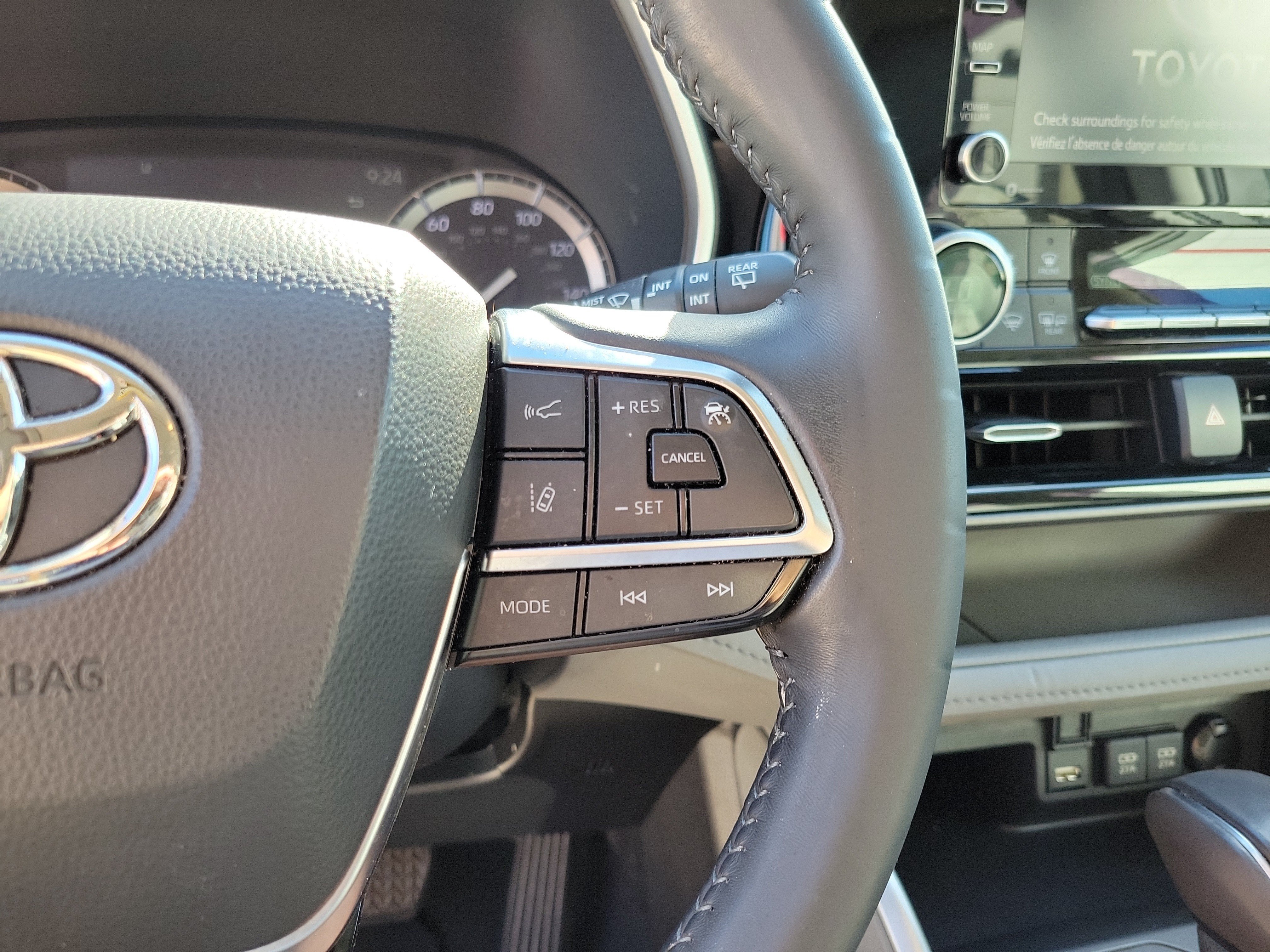 Used 2021 Toyota Highlander XLE FWD image 14
