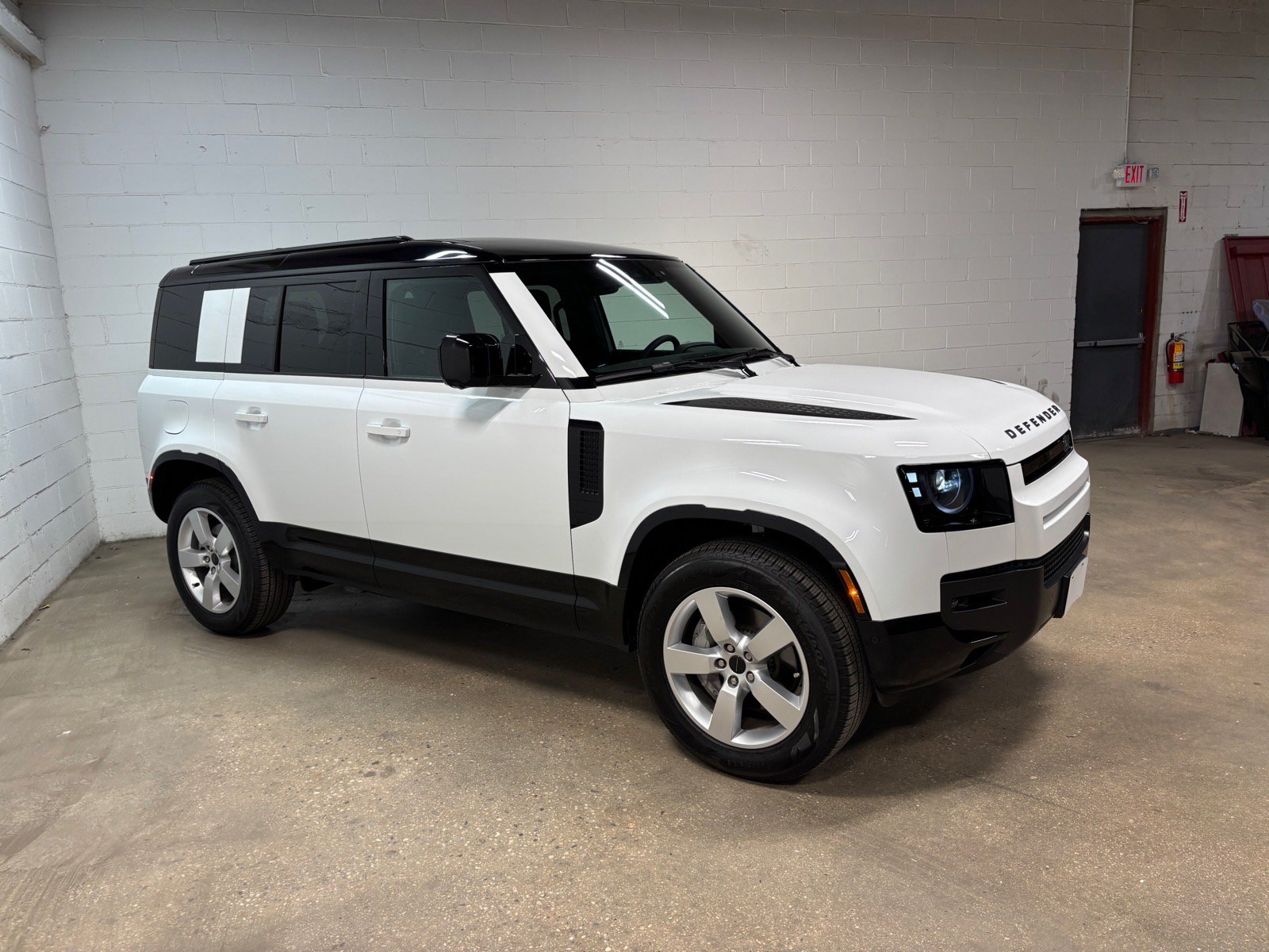 Used 2026 Land Rover Defender 110 X-Dynamic SE AWD/4WD image 5