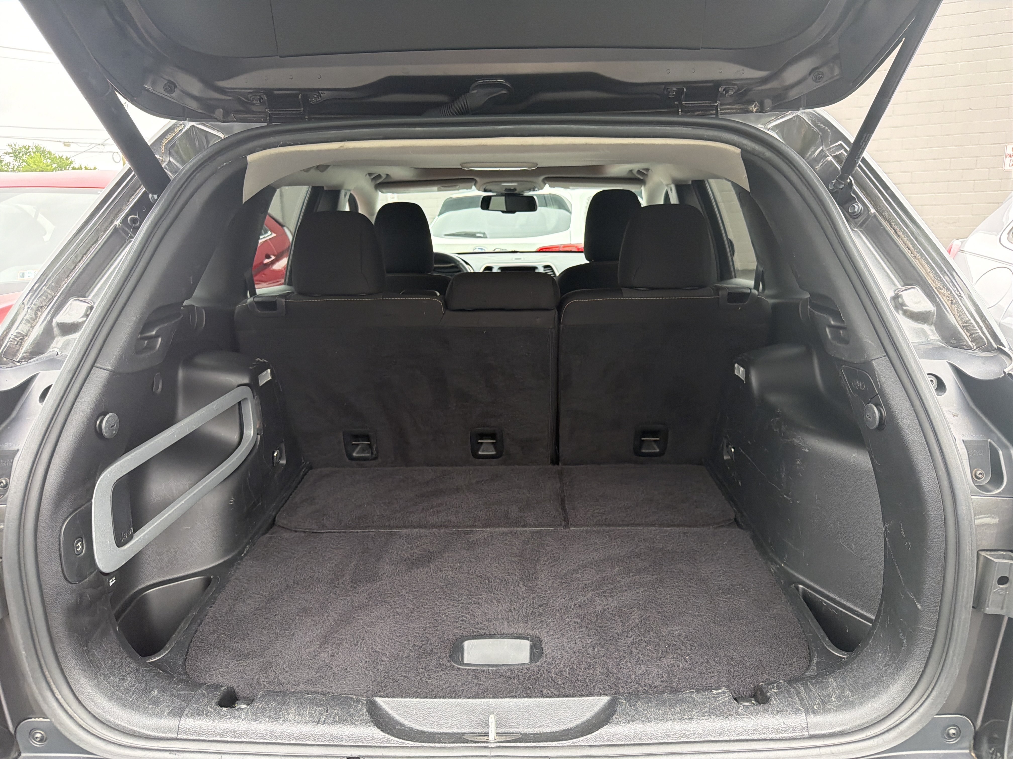 Used 2015 Jeep Cherokee Latitude w/ Comfort/Convenience Group AWD/4WD image 9