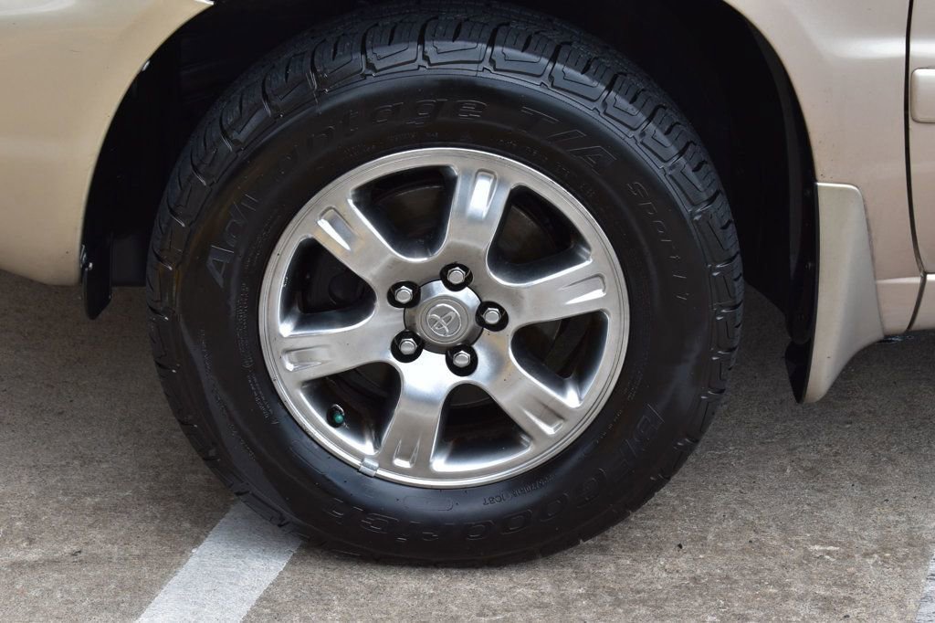 Used 2005 Toyota Highlander 4WD V6 w/ 3rd Row image 11