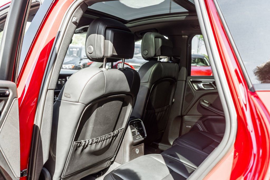 Used 2023 Porsche Macan AWD/4WD image 32