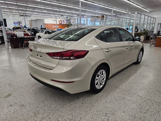 Used 2017 Hyundai Elantra SE w/ Cargo Package image 4