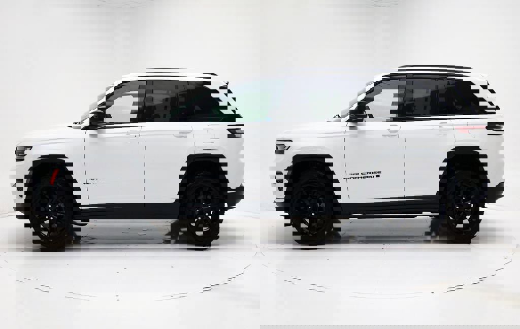 Used 2023 Jeep Grand Cherokee Altitude AWD/4WD image 5