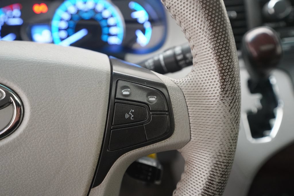 Used 2014 Toyota Sienna XLE FWD image 19