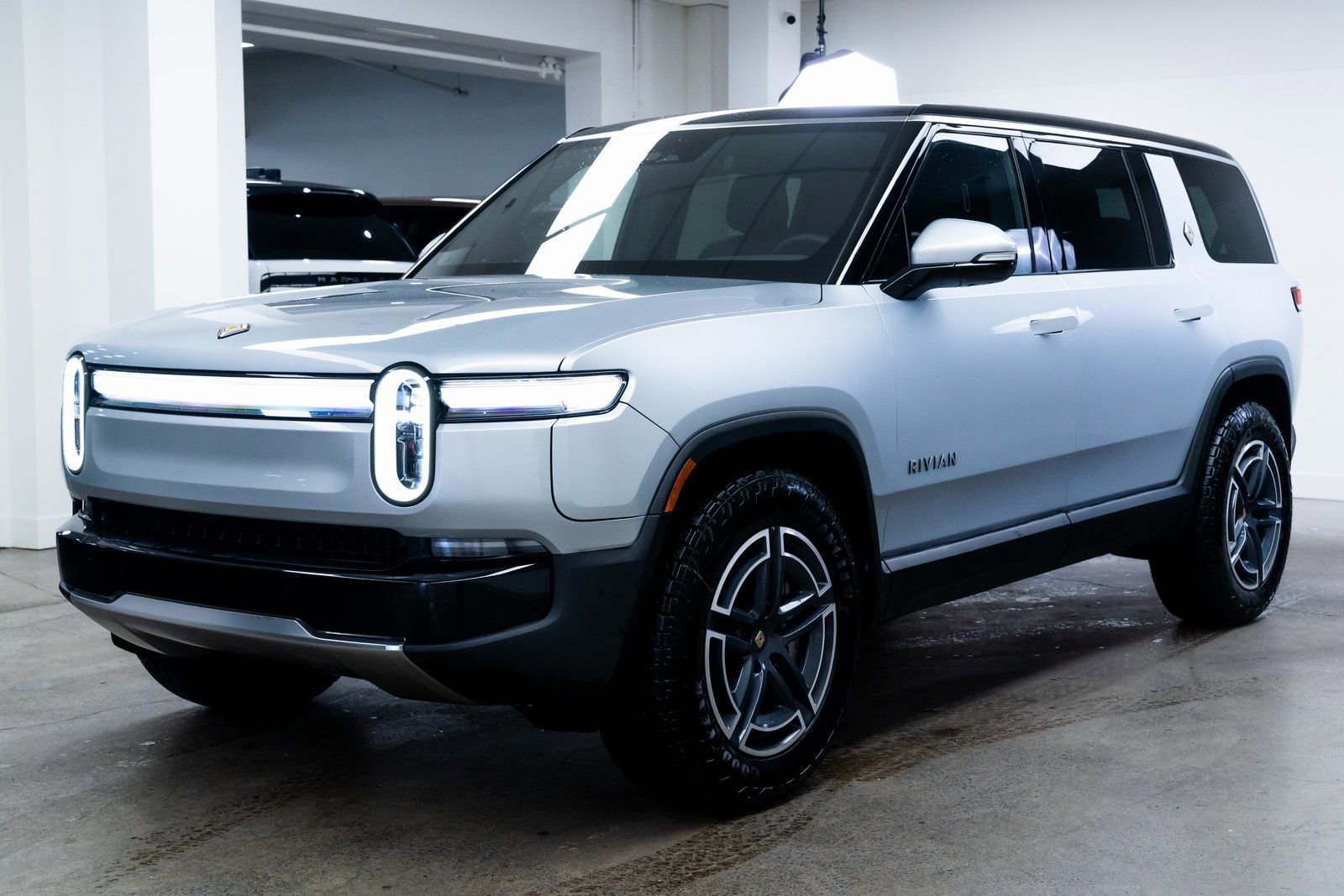 Used 2026 Rivian R1S Adventure image 3
