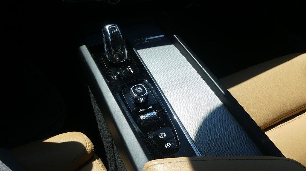 Used 2019 Volvo XC60 T8 Inscription w/ Protection Package Premier image 23