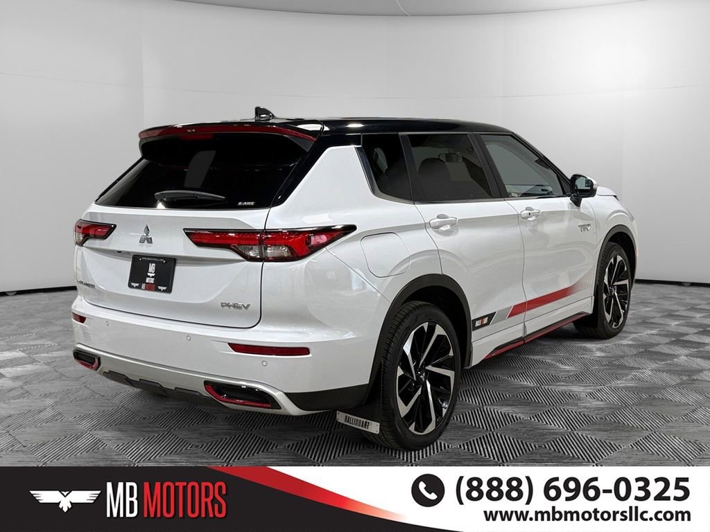 Used 2023 Mitsubishi Outlander SE image 3