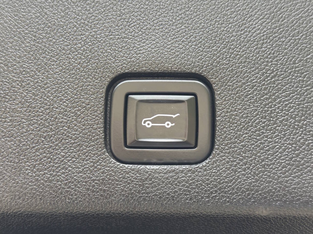 Used 2024 Cadillac XT6 Premium Luxury w/ Technology Package AWD/4WD image 17