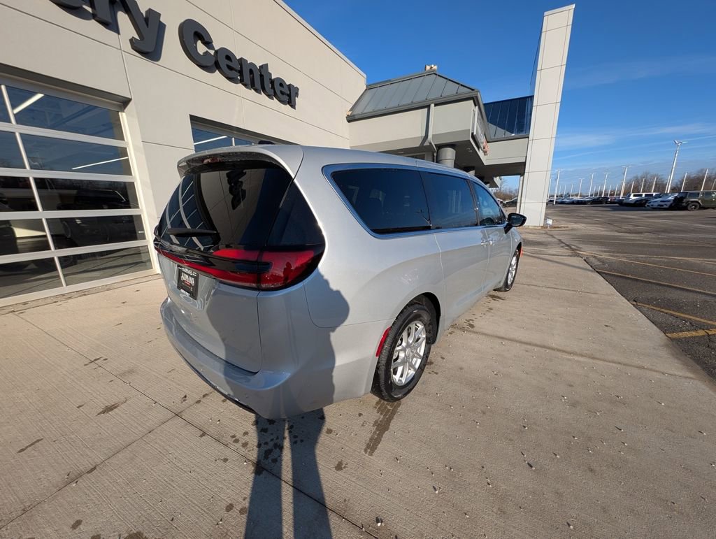 New 2026 Chrysler Pacifica Select image 5