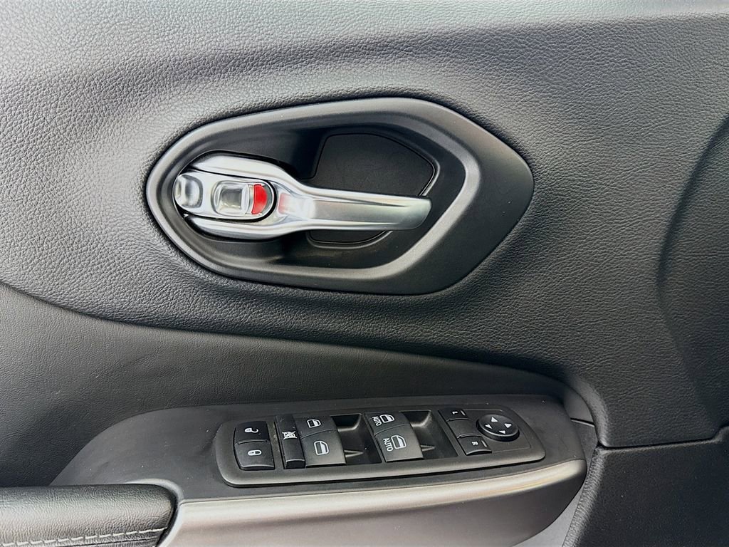 Used 2021 Jeep Cherokee Latitude Lux w/ Comfort/Convenience Group image 17