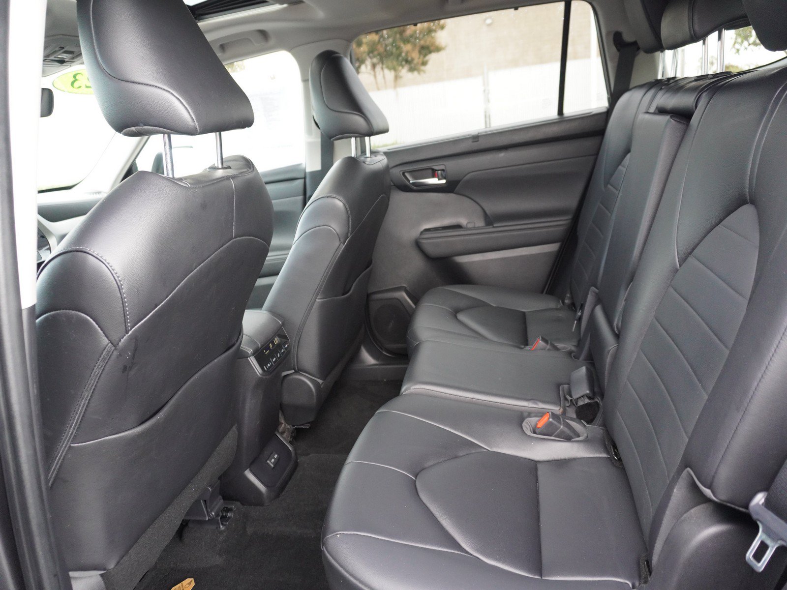 Used 2023 Toyota Highlander XLE FWD image 14
