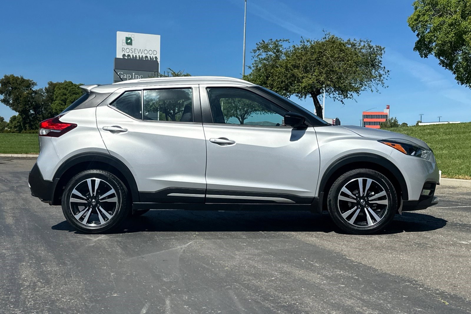 Used 2020 Nissan Kicks SR w/ SR Premium Package image 3