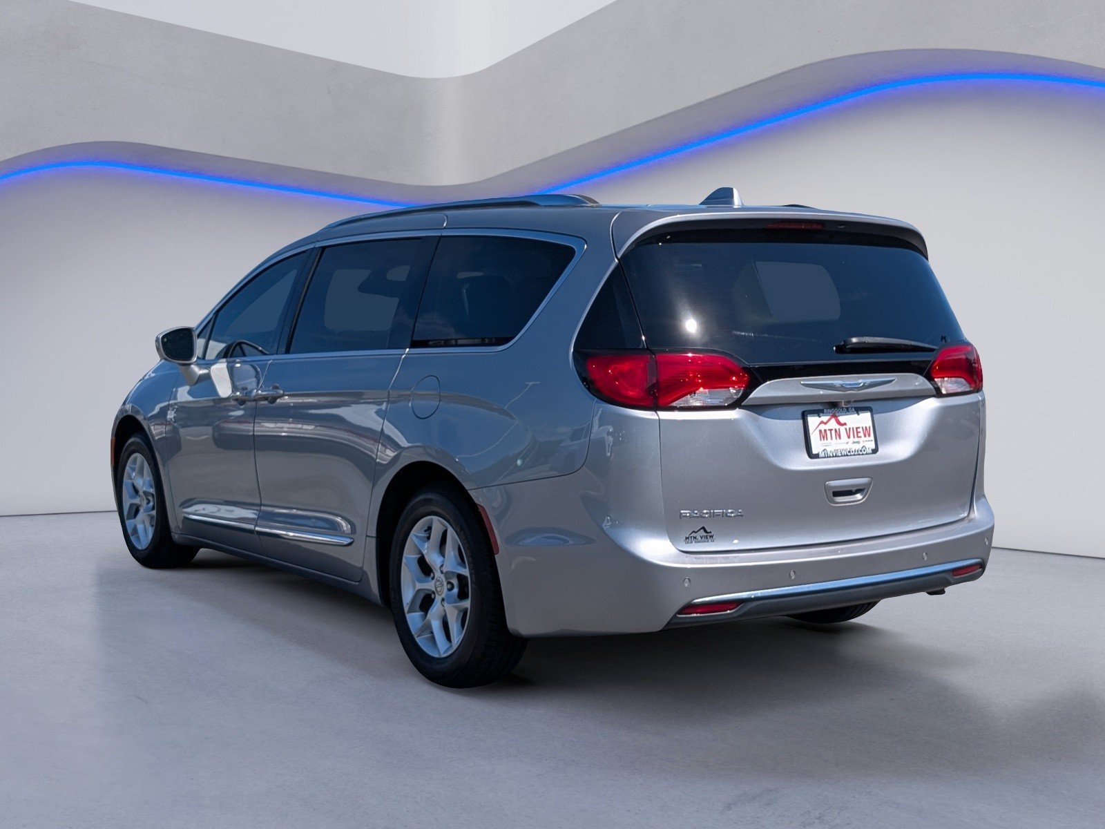 Used 2018 Chrysler Pacifica Touring-L Plus w/ Tire & Wheel Group FWD image 7
