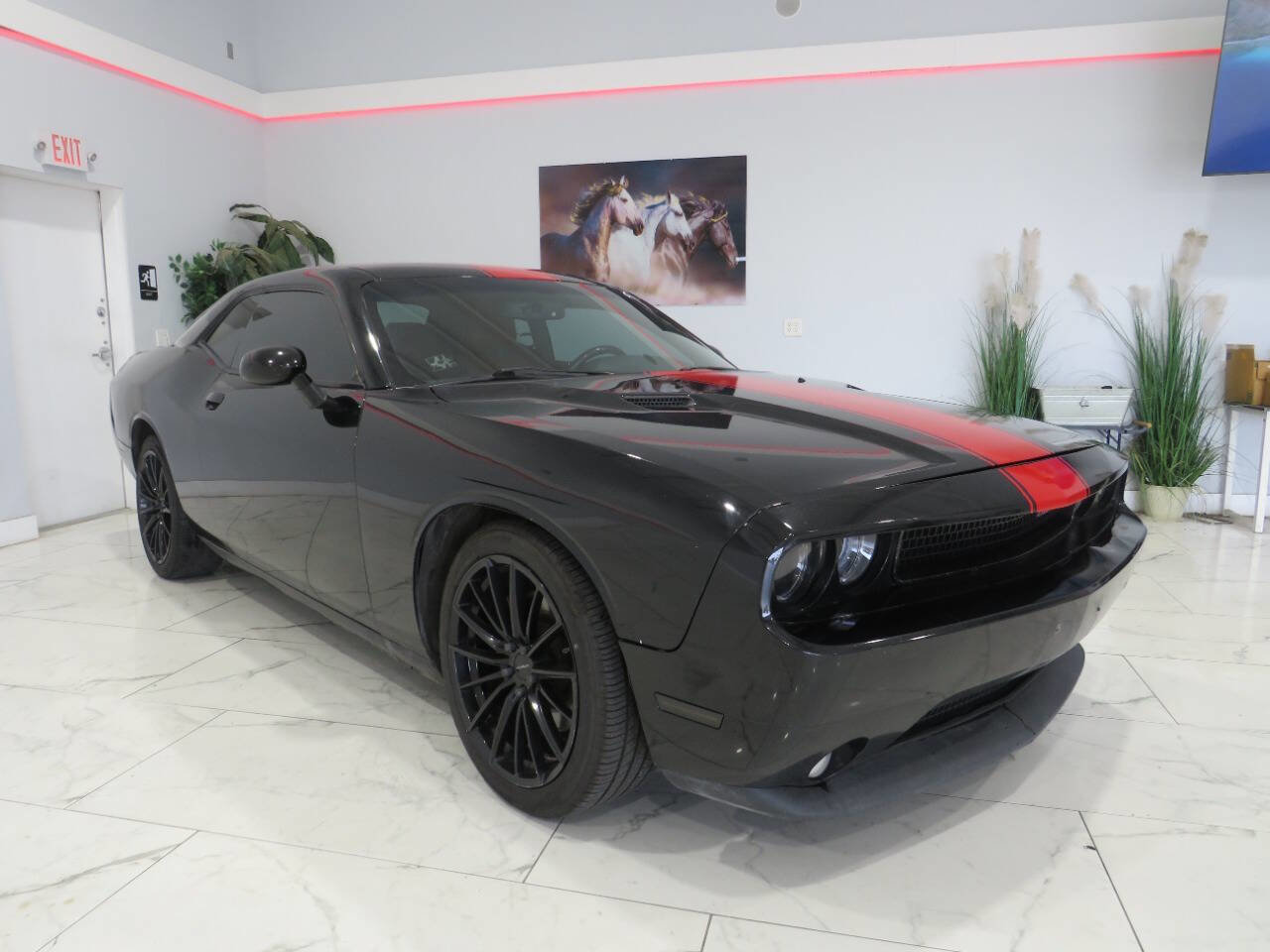 Used 2013 Dodge Challenger SXT RWD image 1