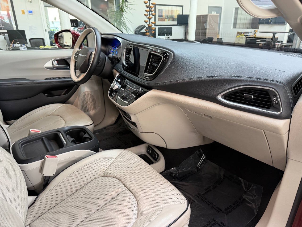 Used 2017 Chrysler Pacifica Platinum FWD image 17