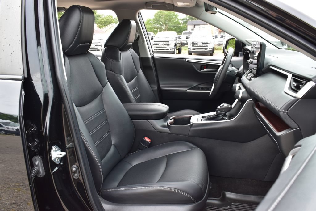 Used 2023 Toyota RAV4 Limited FWD image 31