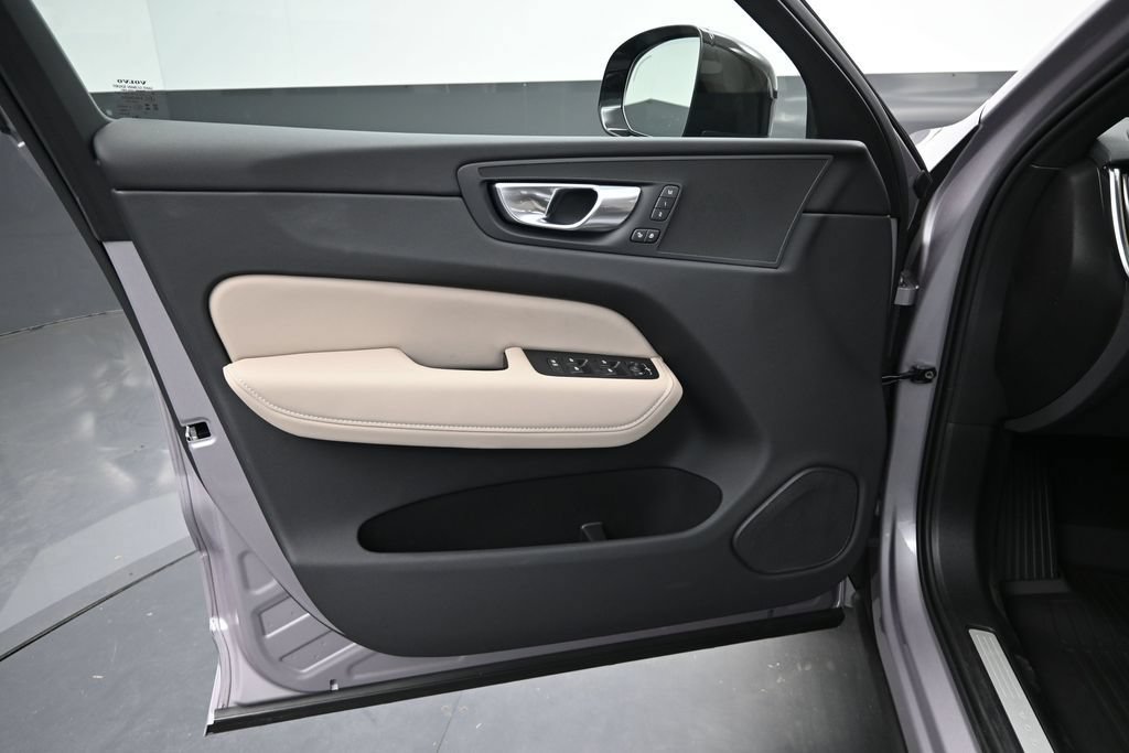 New 2026 Volvo XC60 T8 Plus w/ Climate Package PRO AWD/4WD image 9