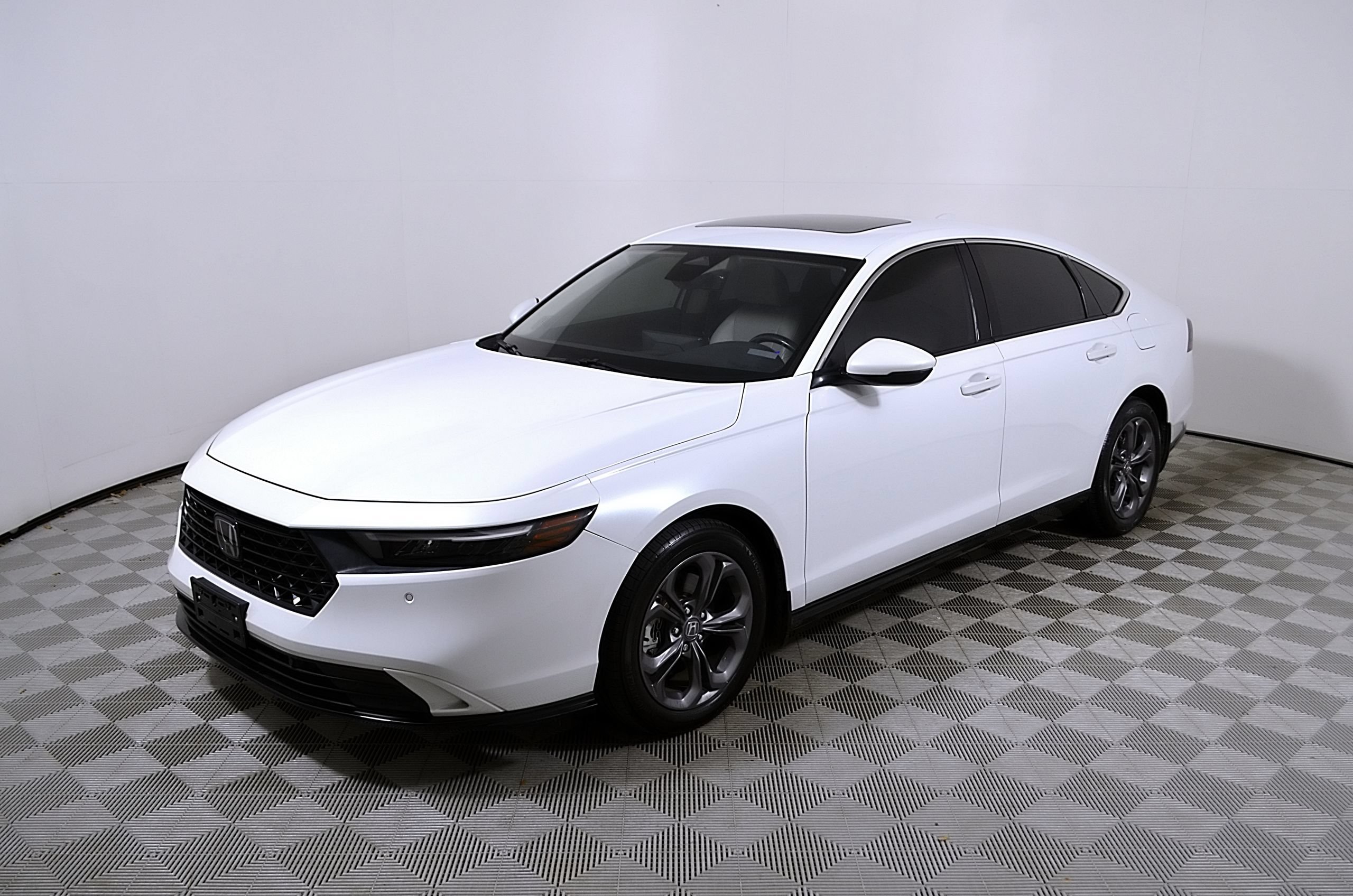 Used 2023 Honda Accord EX-L image 3