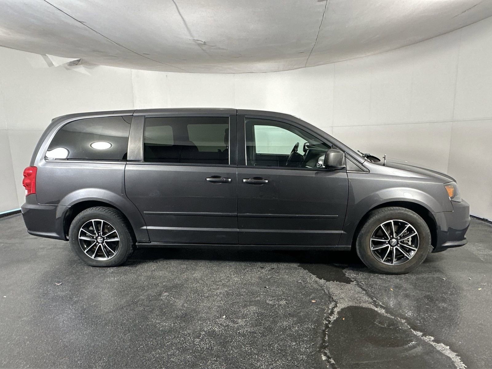 Used 2017 Dodge Grand Caravan SE image 9