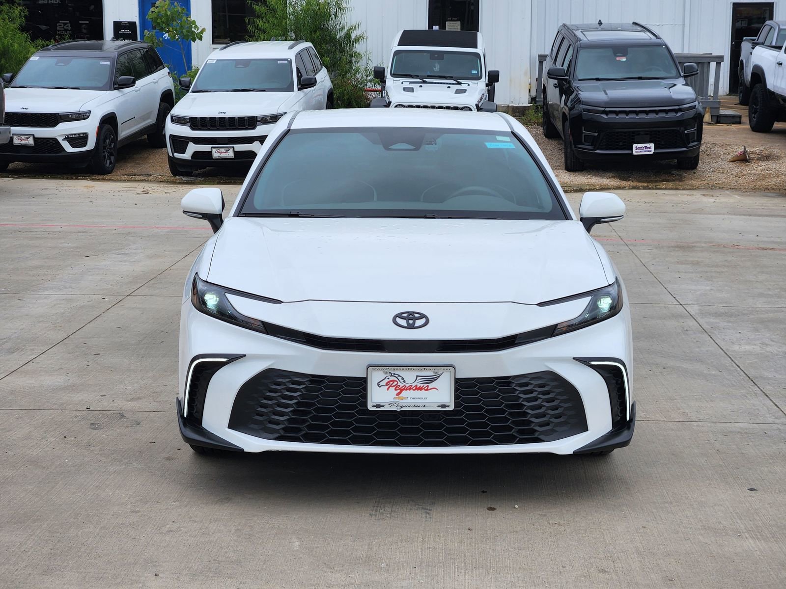 Used 2025 Toyota Camry SE w/ Convenience Package image 6