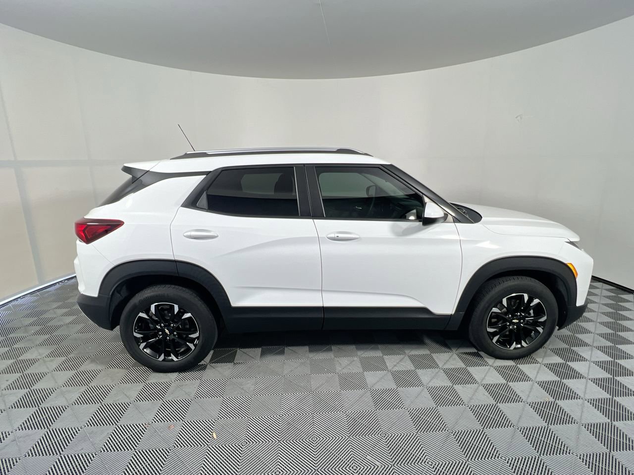 Used 2023 Chevrolet TrailBlazer LT FWD image 2