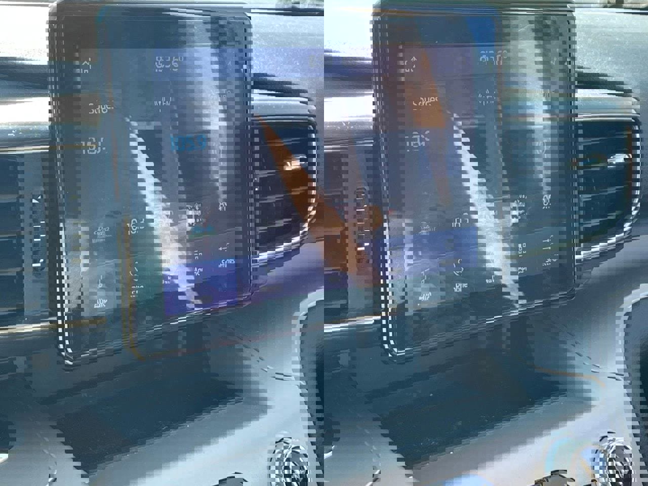 Used 2022 Ford Explorer XLT w/ Equipment Group 202A image 9