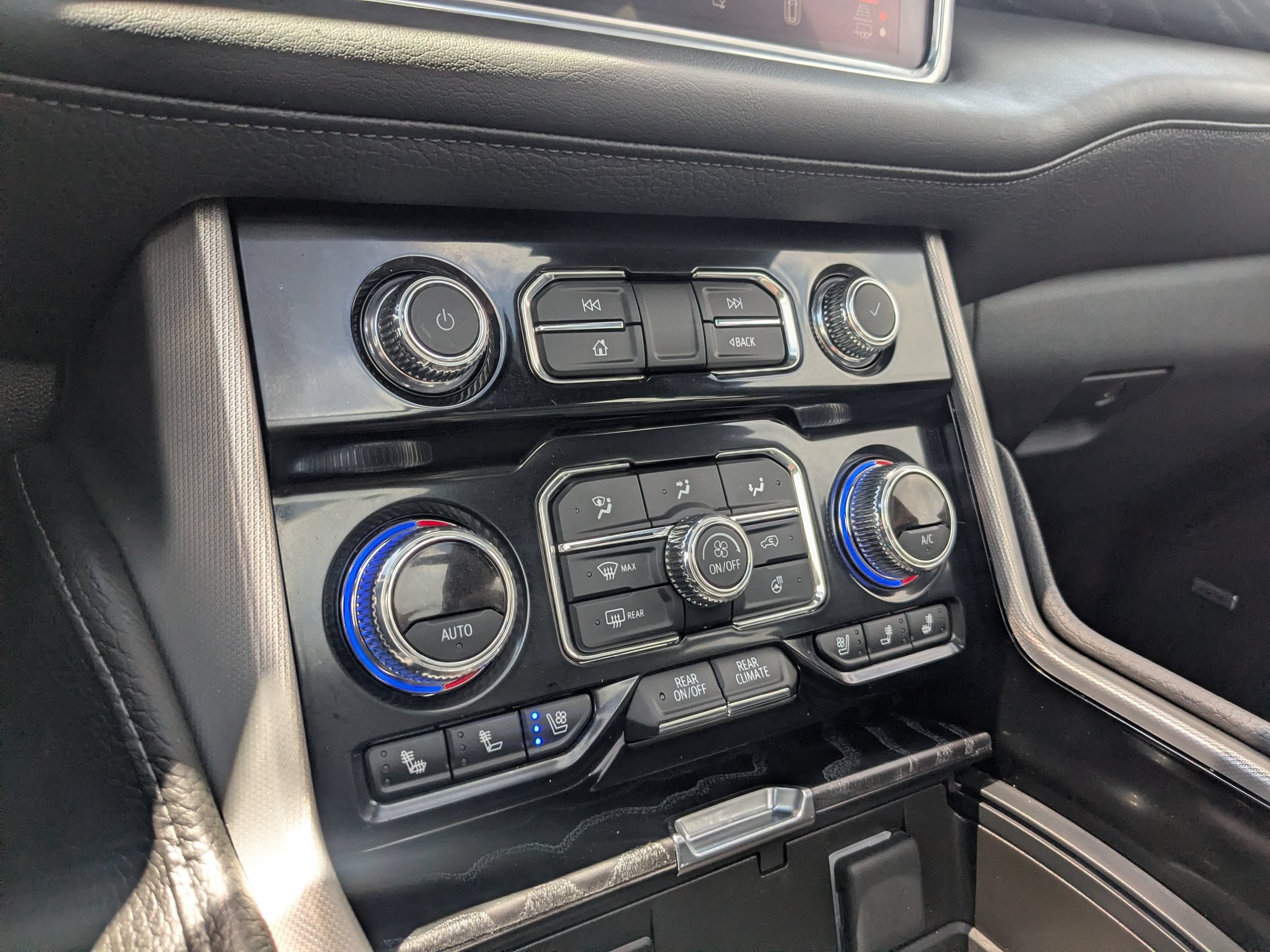 Used 2024 GMC Yukon Denali w/ Advanced Technology Package AWD/4WD image 19
