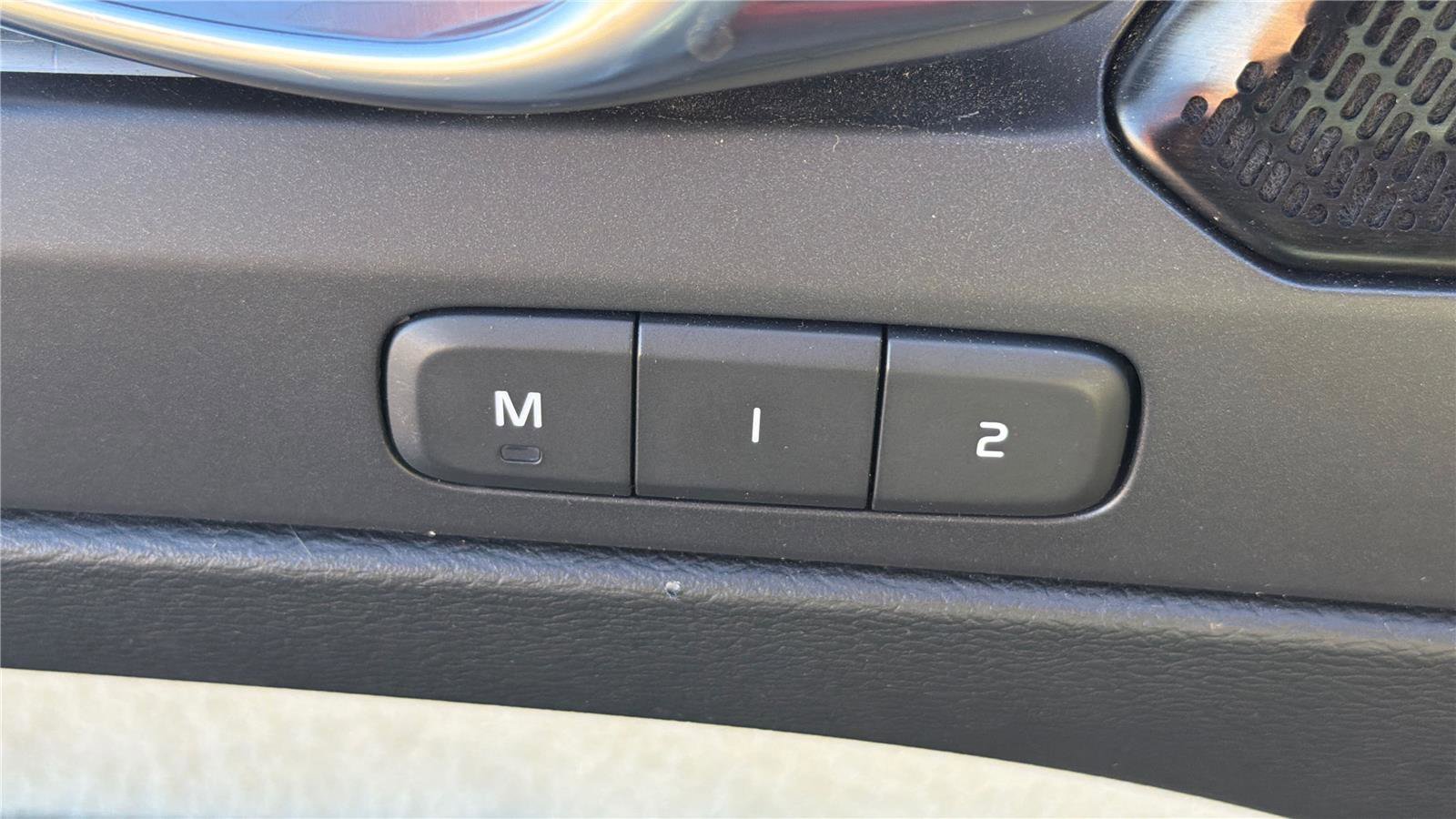 Used 2019 Volvo XC40 T5 Momentum image 15