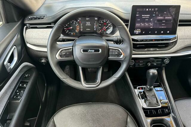 Used 2024 Jeep Compass Latitude image 11