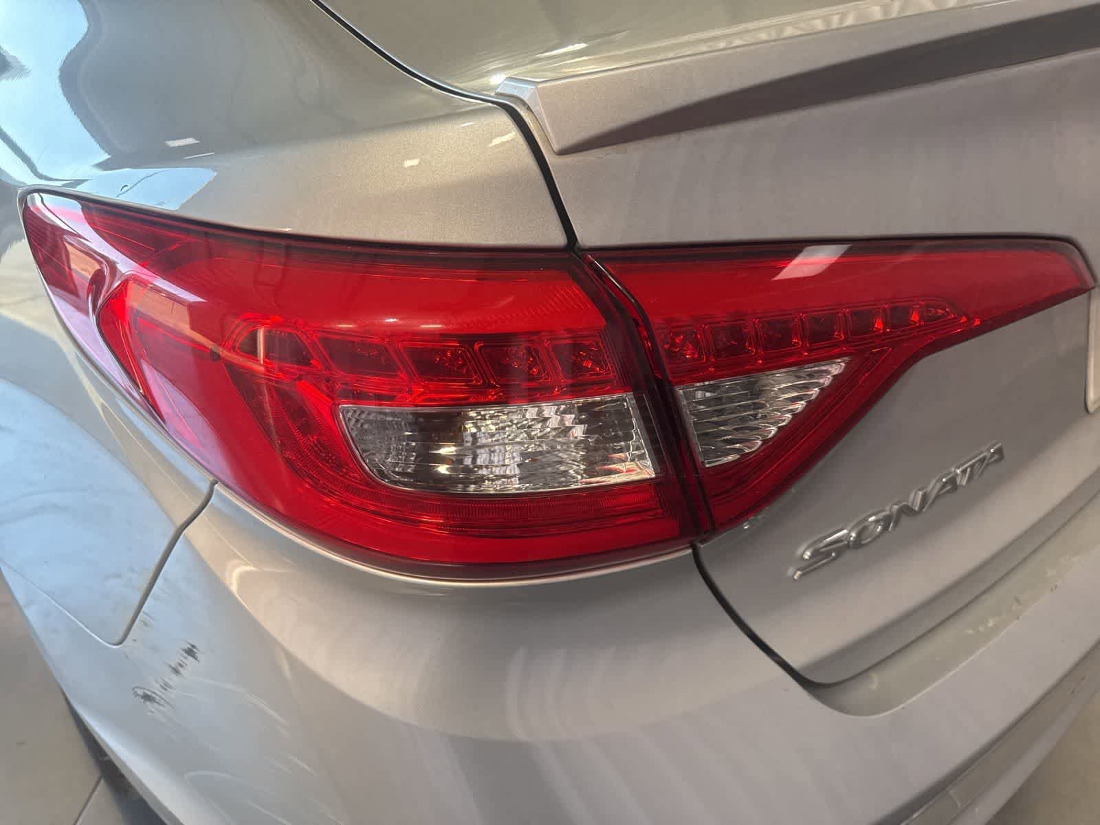 Used 2015 Hyundai Sonata Limited w/ Option Group 06 FWD image 12