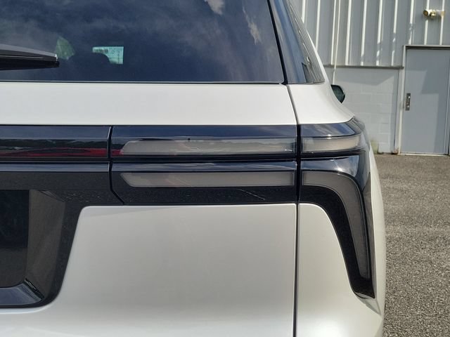 Certified 2025 Chevrolet Traverse High Country w/ LPO, Floor Liner Package FWD image 9