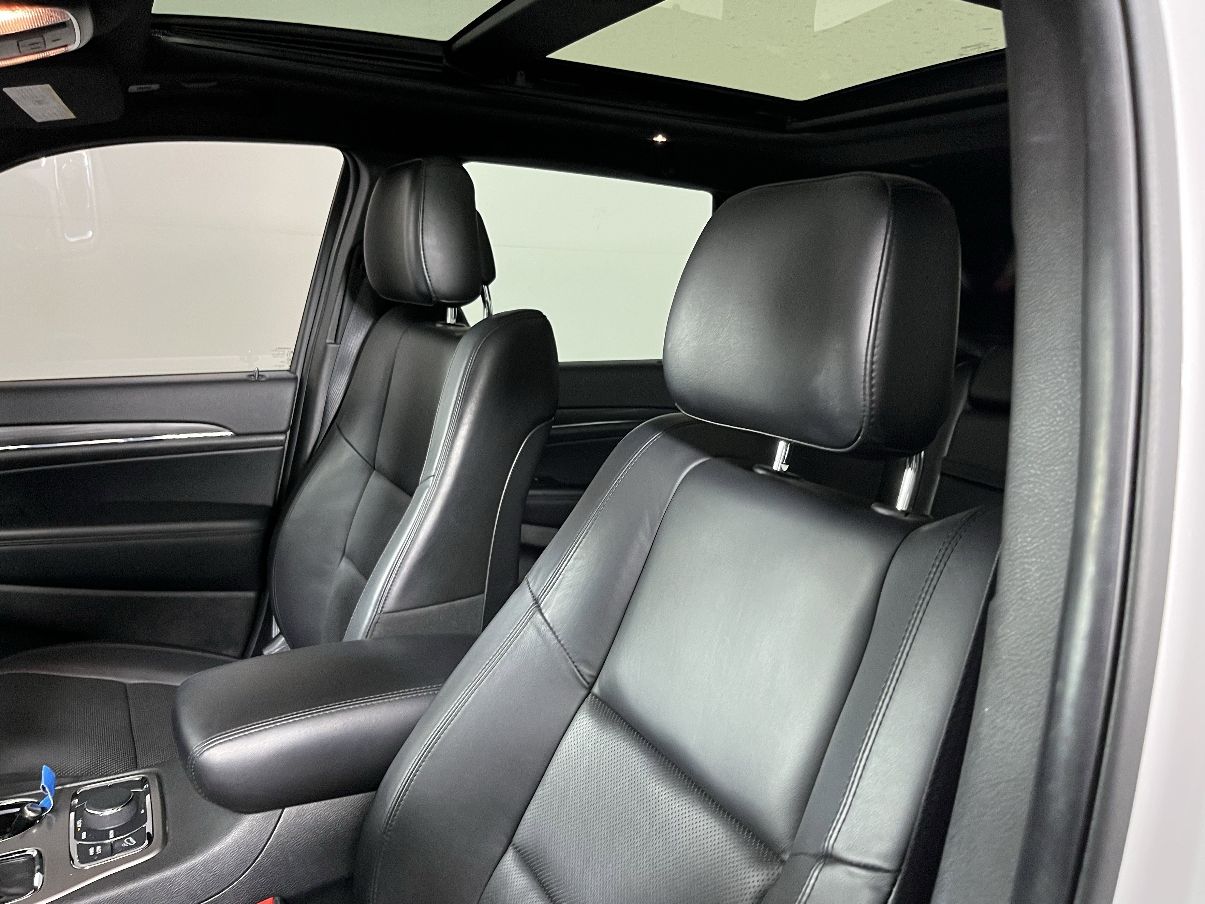 Used 2021 Jeep Grand Cherokee Limited w/ Luxury Group II AWD/4WD image 16