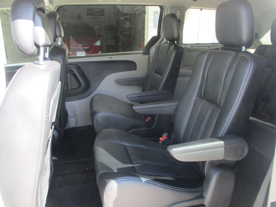 Used 2015 Chrysler Town & Country Touring FWD image 22