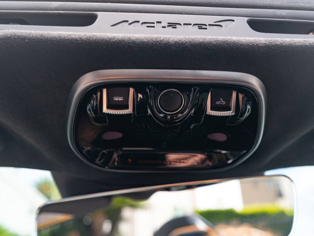 Used 2025 McLaren Artura Spider RWD image 19