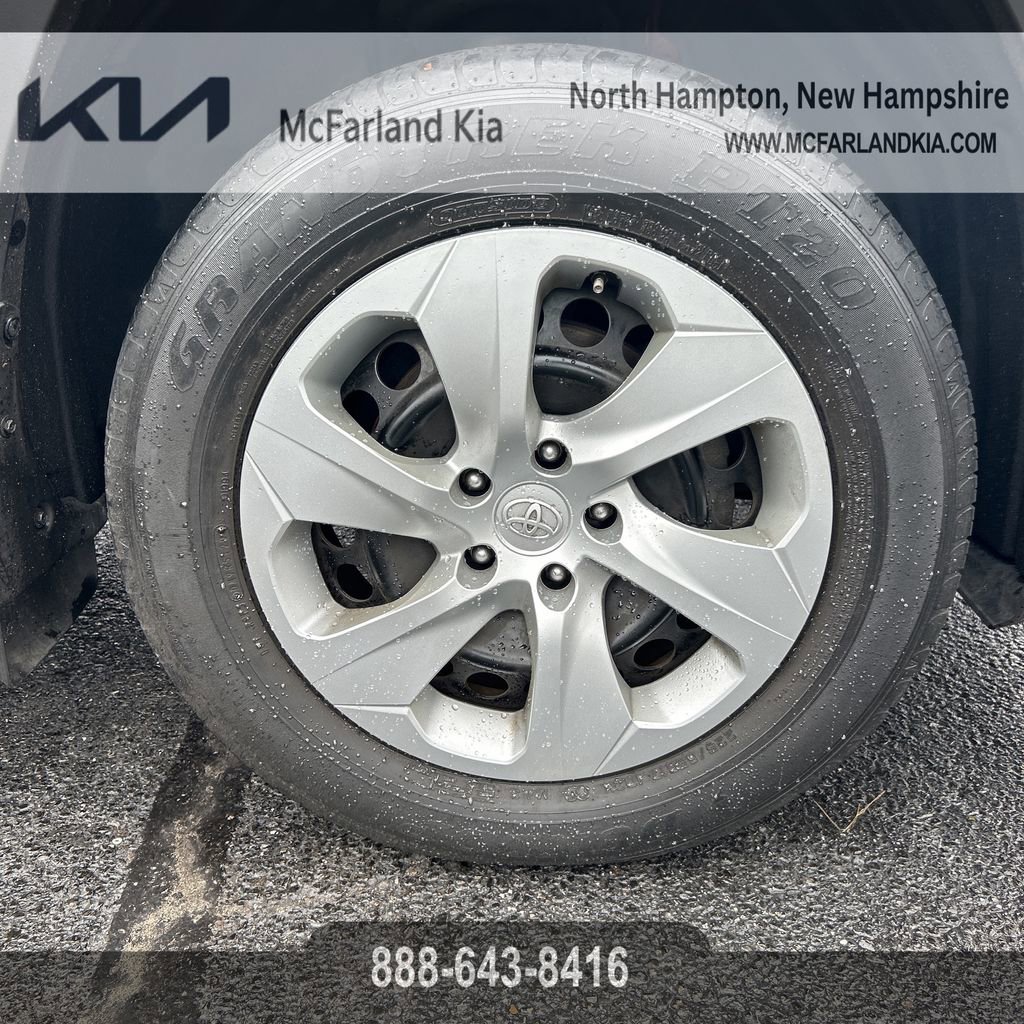 Used 2021 Toyota RAV4 LE image 17