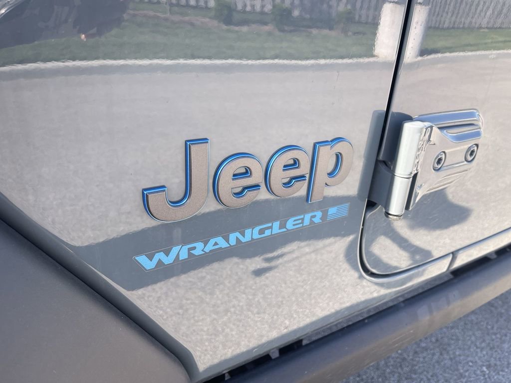 Used 2025 Jeep Wrangler Unlimited Rubicon 4xe w/ Convenience Group AWD/4WD image 12
