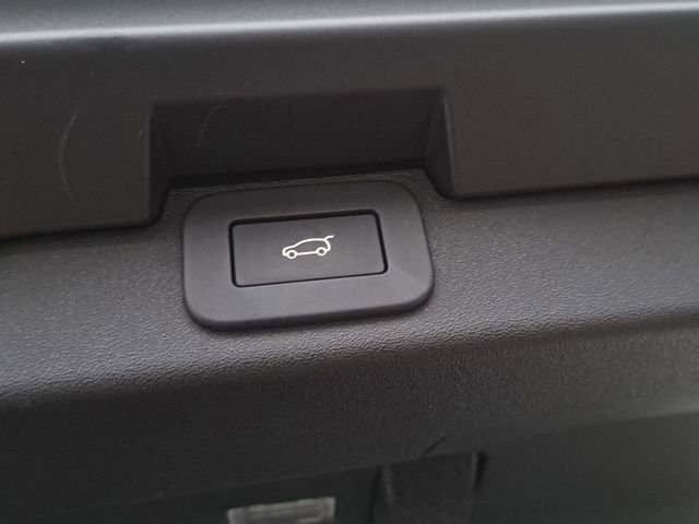 Used 2024 Land Rover Discovery Metropolitan Edition image 12