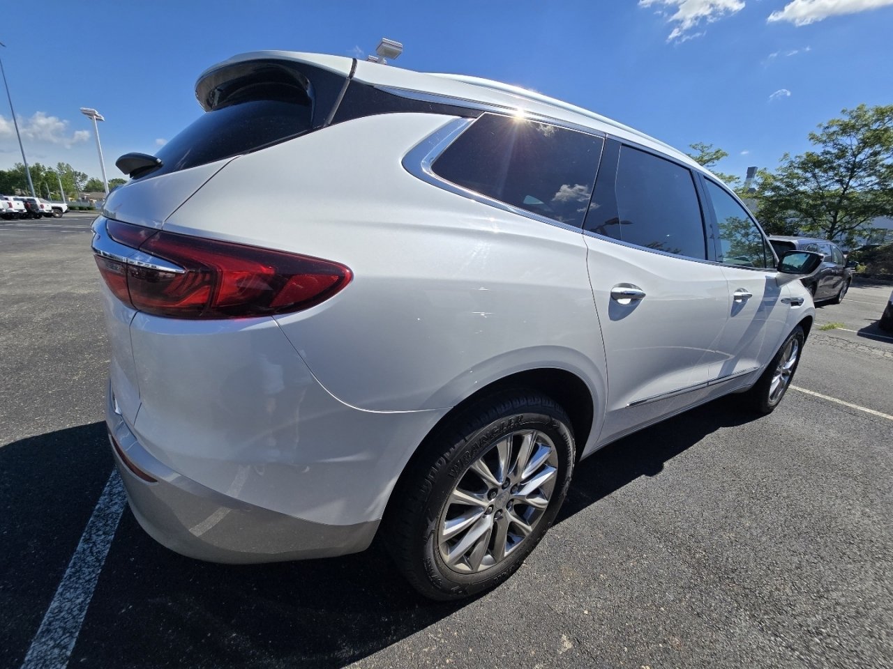 Used 2021 Buick Enclave Premium w/ Sun and Sites Package AWD/4WD image 8
