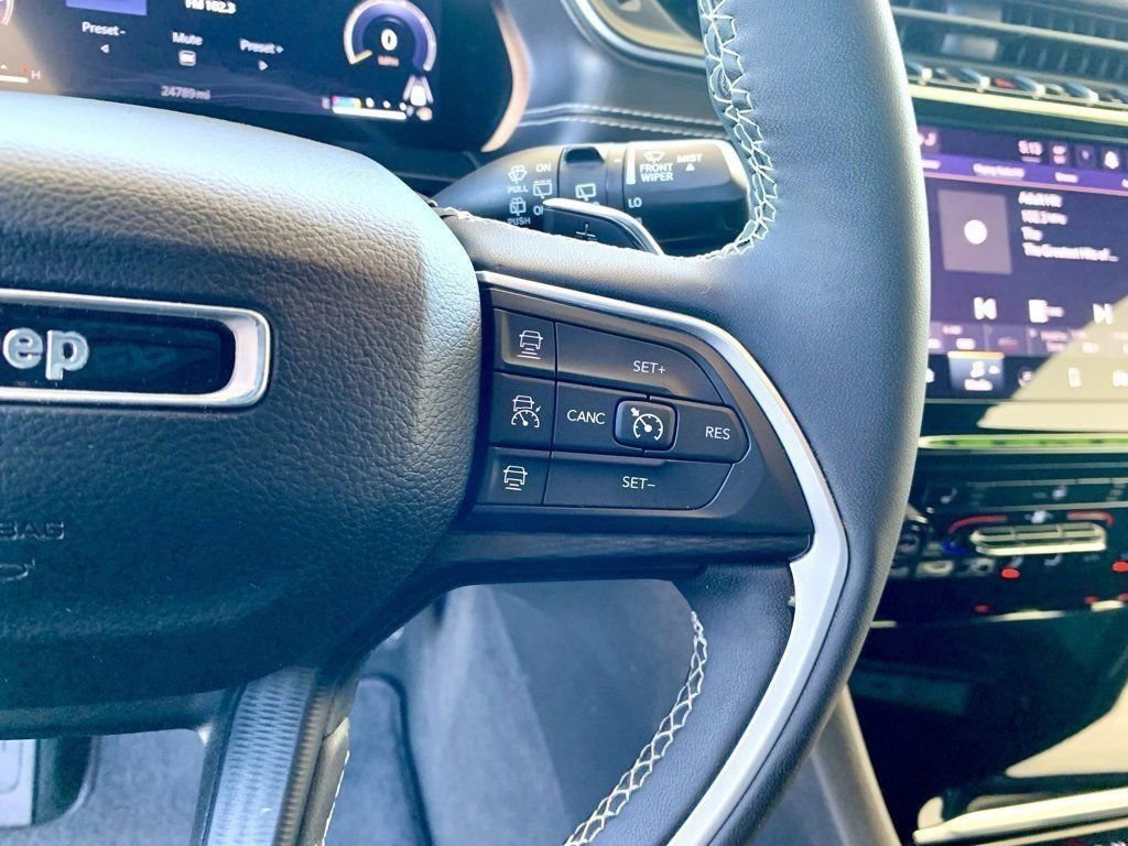 Used 2023 Jeep Grand Cherokee Altitude image 32