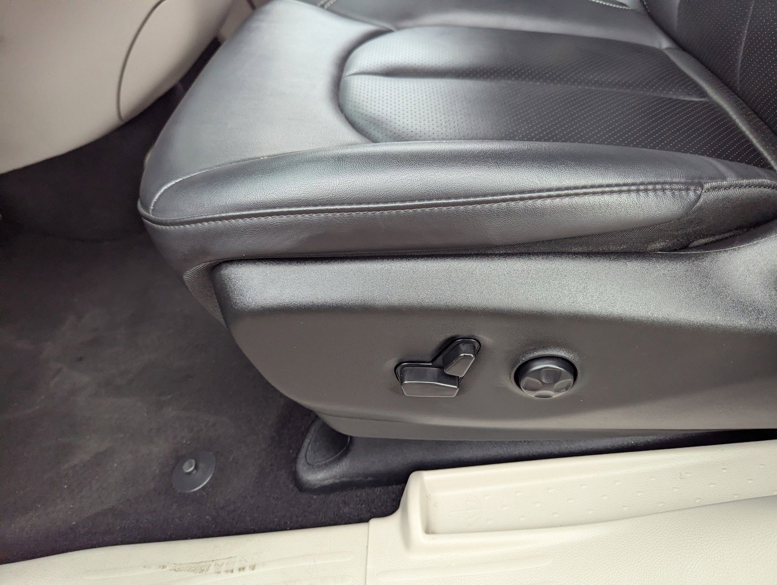 Used 2024 Chrysler Pacifica Select image 28