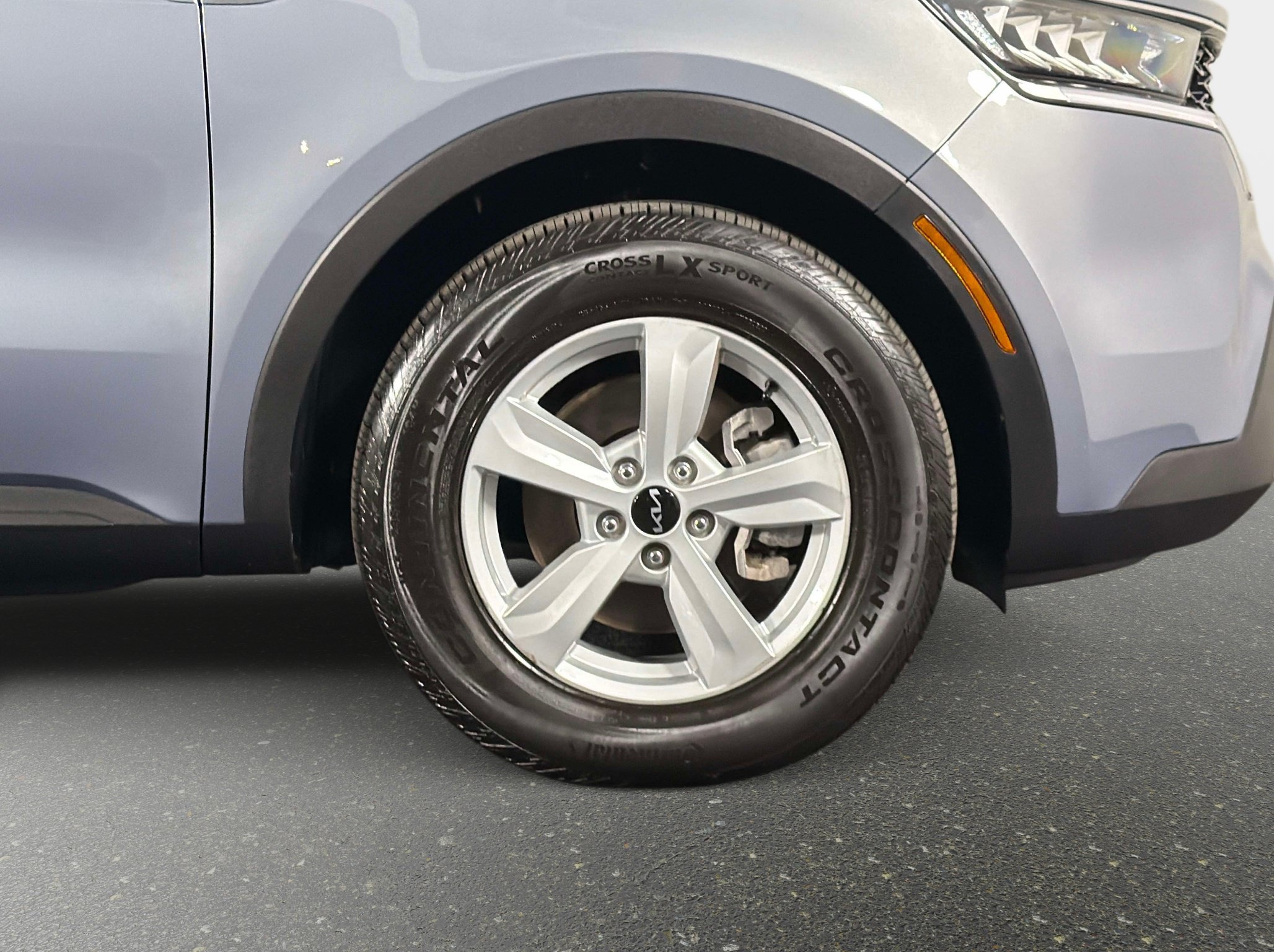 Used 2023 Kia Sorento LX FWD image 3