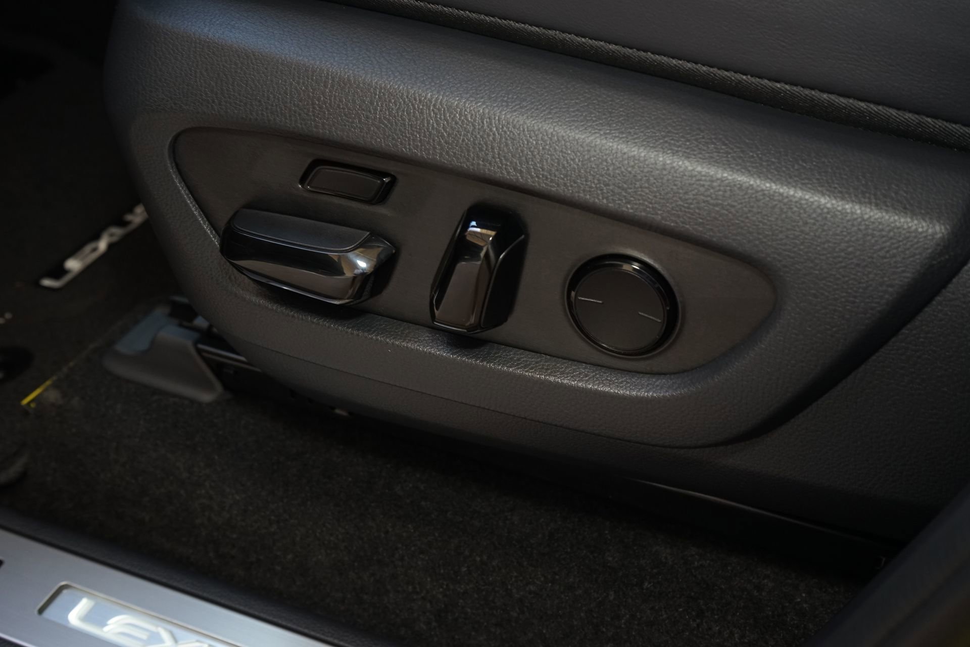 Used 2025 Lexus GX 550 w/ Cold Area Package image 30