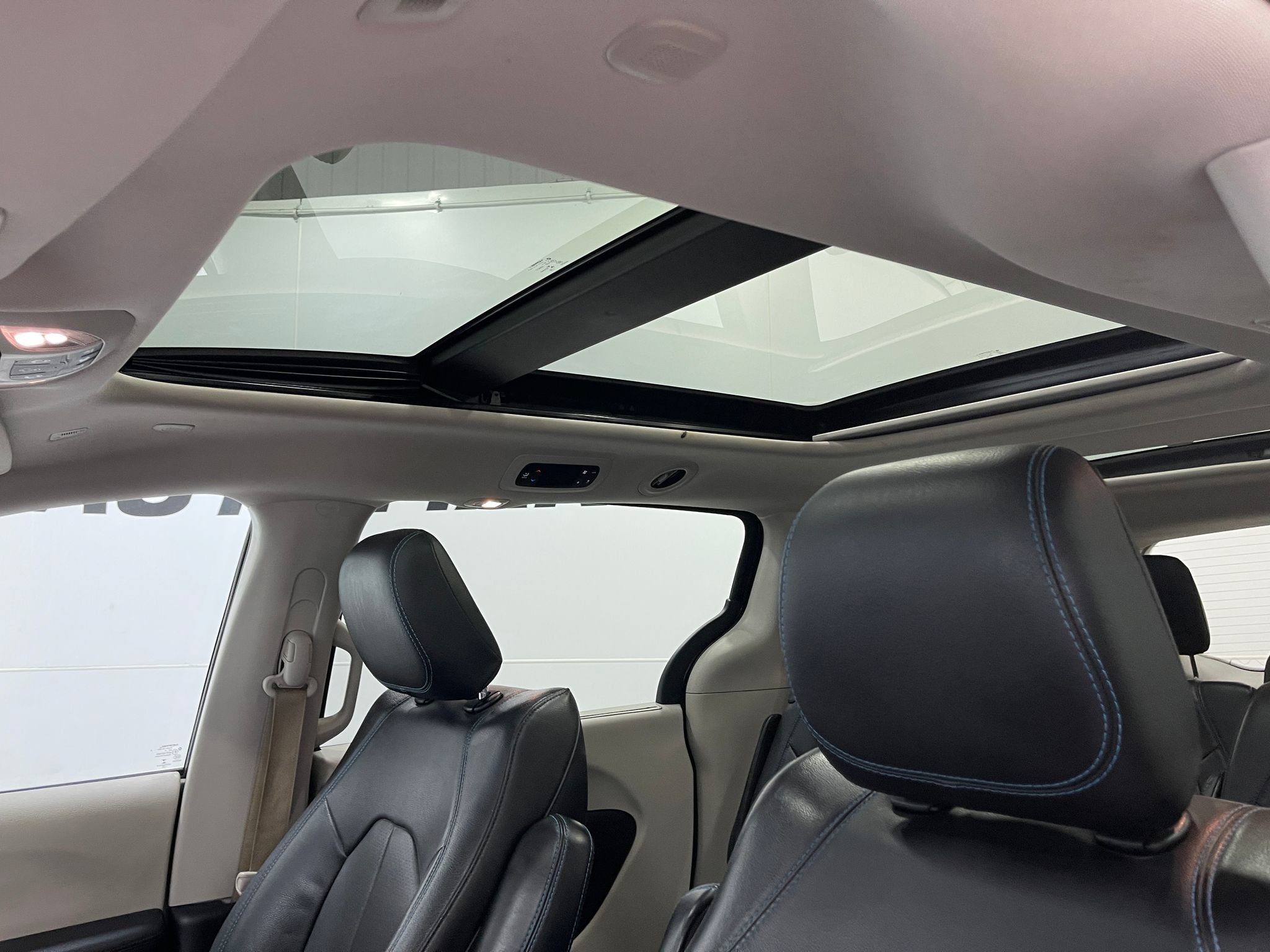 Used 2019 Chrysler Pacifica Limited FWD image 11