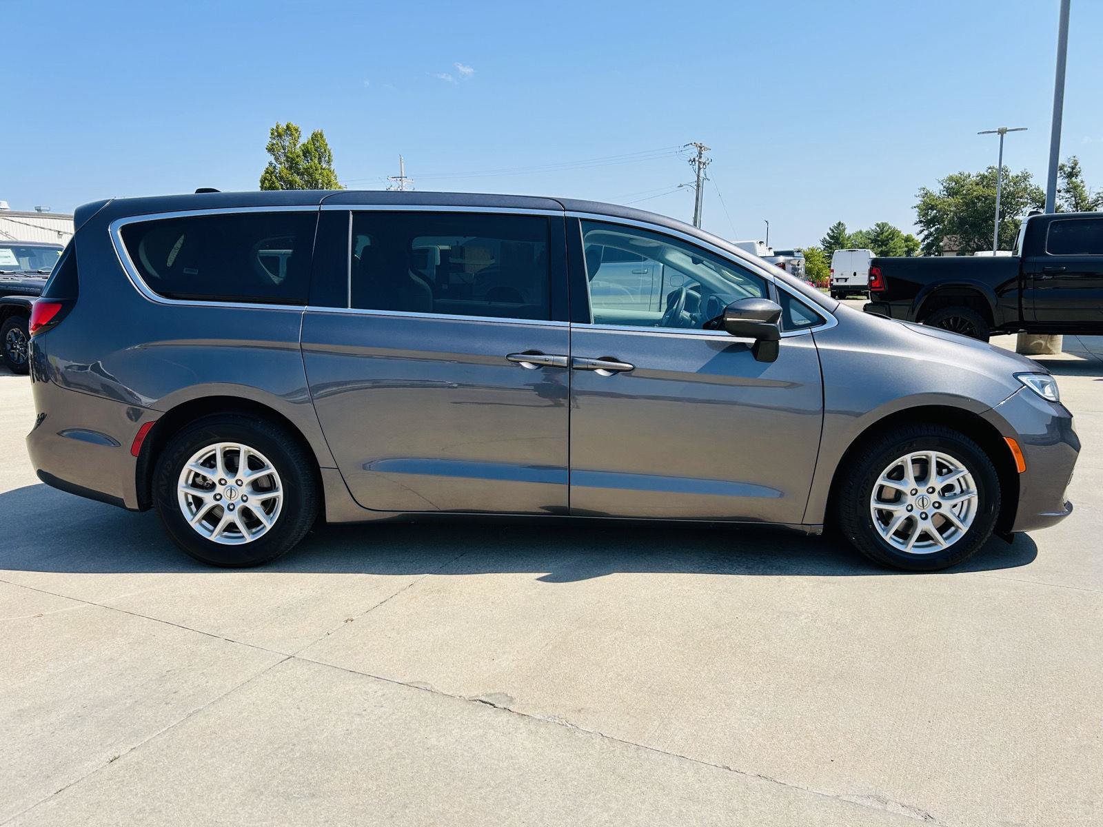 Used 2023 Chrysler Pacifica Touring-L FWD image 40