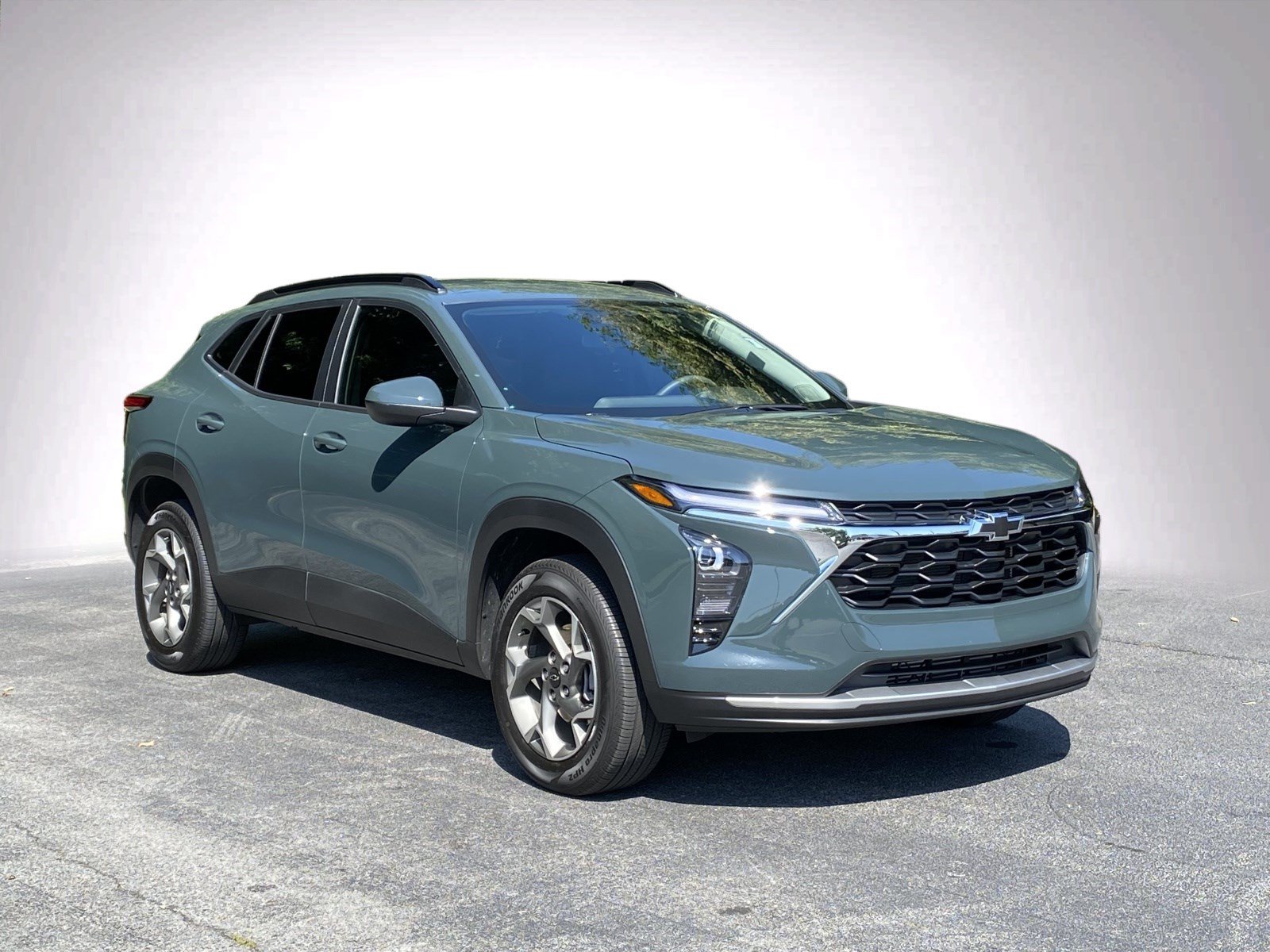 Used 2026 Chevrolet Trax LT w/ LPO, Blackout Package FWD image 2