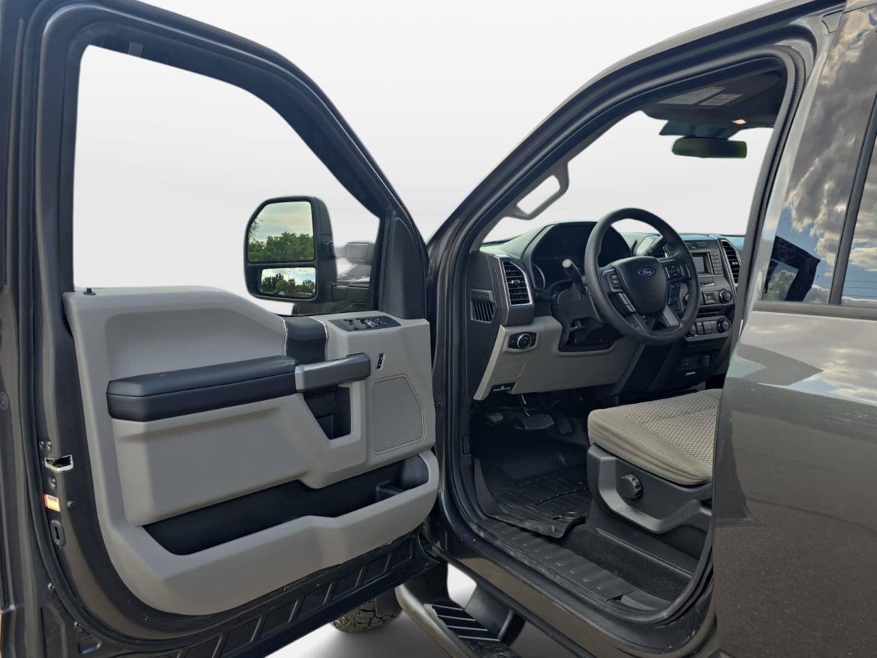 Used 2017 Ford F250 XLT w/ Camper Package AWD/4WD image 11