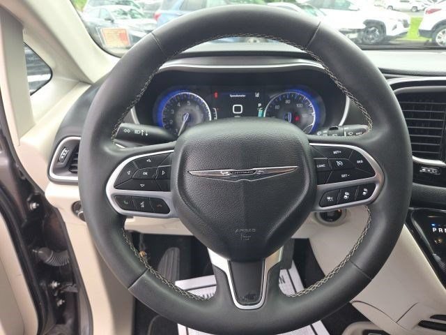 Used 2023 Chrysler Pacifica Touring-L FWD image 17